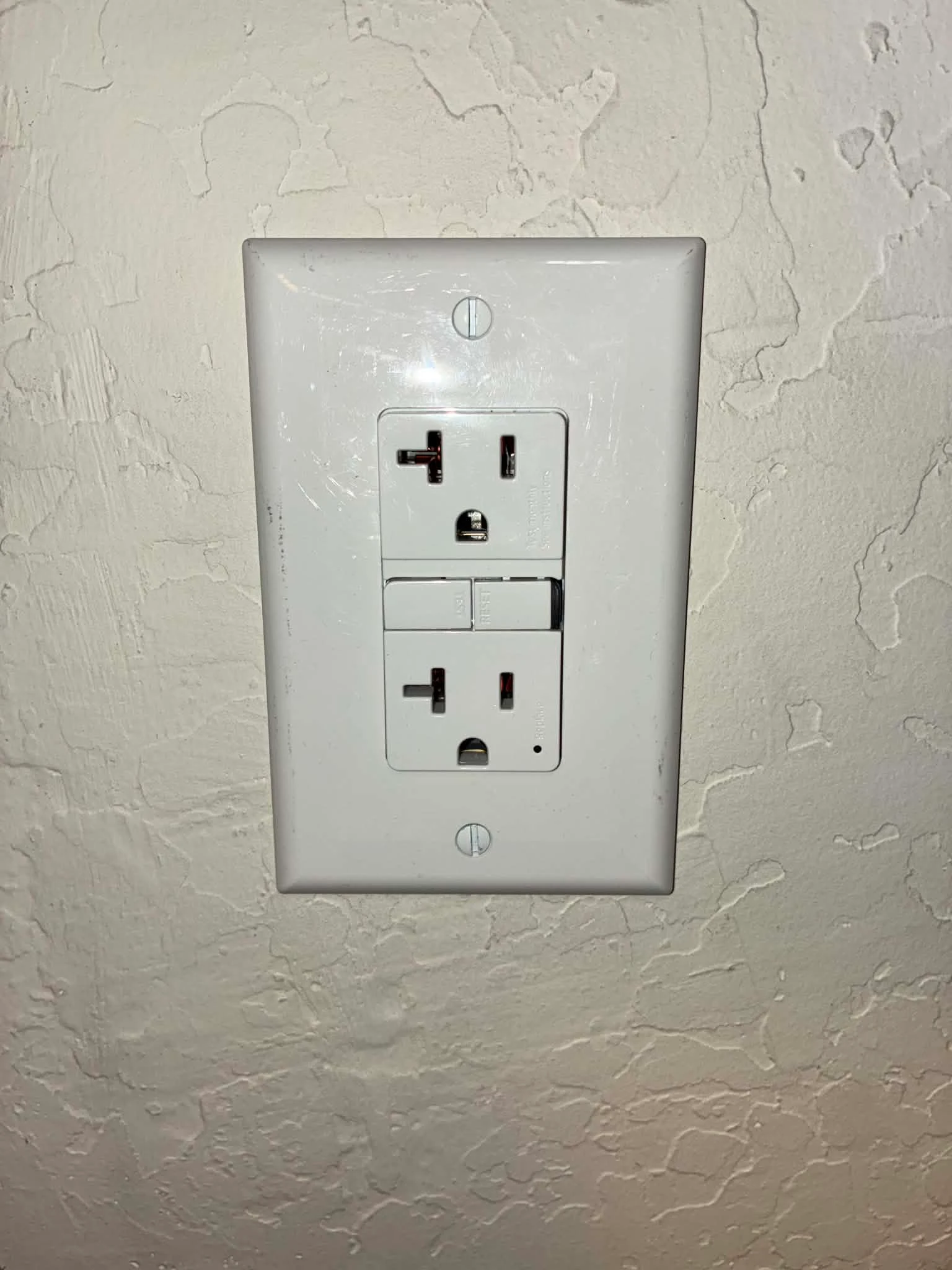 New GFCI outlet installed after repairing the damaged electrical outlet